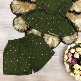 Áo được may sát nách cổ tim cột nơ eo dễ thương quần đùi chấm bi xẻ túi 2 bên tiện lợi giá sỉ